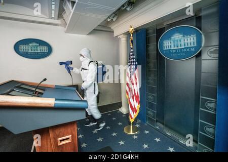Washington, Usa. Oktober 2020. Ein Mitglied einer Reinigungscrew desinfiziert und reinigt und desinfiziert den James Brady Press Briefing Room für mögliche COVID-19 Kontamination am 5. Oktober 2020 im Weißen Haus in Washington, DC. Präsident Trump kehrte heute nach mehrtägiger Behandlung für COVID-19 im Walter Reed National Military Medical Center zurück. Foto von Ken Cedeno/UPI Kredit: UPI/Alamy Live Nachrichten Stockfoto