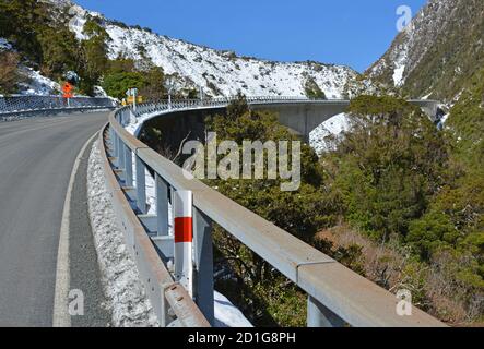 Otira Gorge Road Betonviadukt, Westküste, Neuseeland im Frühling. Stockfoto