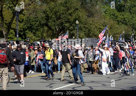 Die Marschierenden laufen die 15th Street NW entlang während der #Walkaway Campaign's Schweigende Mehrheit marschieren auf Washington (3. Oktober 2020) Stockfoto