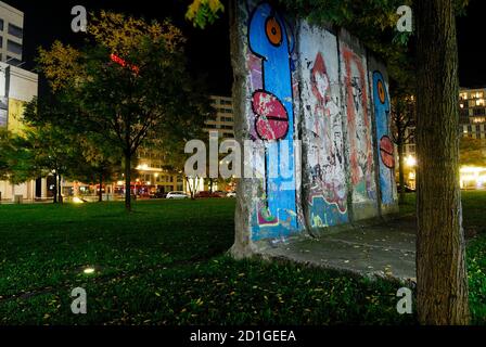 berlin, berliner Sehenswürdigkeiten, Mauer, hell, kalter Krieg, bunt, bunte Malerei, Farben, Farben, Ost-berlin, ehemalige Teilung, deutsche Geschichte, deutschland, Graffiti, historisch, historische Stätte, Manifestation, Erinnerung, die wichtigsten Sehenswürdigkeiten von berlin, deutschland, DDR, berliner mauer, berliner Mauer, Berlin, das wiederentdeckte Stück der Berliner Mauer von 1961, Berliner Mauer, Teil der ehemaligen Berliner Mauer in East Side Gallery, East Side Gallery,historisch, Geschichte, Eisen, Wahrzeichen, Denkmal, Erinnerung, modern, neu, alt, Malerei, Himmel, Stopp, Struktur, Symbol, Stadt, Baum, Stadt, Mauer, Krieg Westen, Foto von Kazimierz Jurewicz Stockfoto