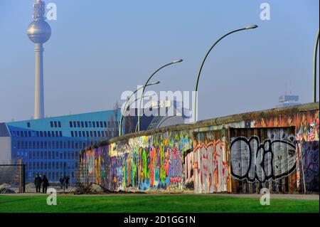 berlin, berliner Sehenswürdigkeiten, Mauer, hell, kalter Krieg, bunte Malerei, Farben, Farben, Ost-berlin, ehemalige Teilung, deutsche Geschichte, deutschland, Graffiti, historisch, historische Stätte, Manifestation, Erinnerung, wichtigste Sehenswürdigkeiten von berlin, deutschland, DDR, berliner mauer, berliner Mauer, Berlin, das wiederentdeckte Stück der Berliner Mauer von 1961, Berliner Mauer, Teil der ehemaligen Berliner Mauer in der East Side Gallery, East Side Gallery Stockfoto