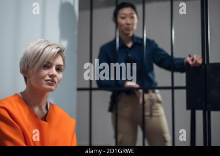 Porträt eines jungen Gefangenen in Uniform in einer Gefängniszelle. Stockfoto