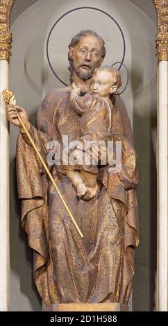 BARCELONA, SPANIEN - 3. MÄRZ 2020: Die geschnitzte polychrome Statue des heiligen Josef in der Kirche Santuari de la Mare de Deu del Carme (karmeliter) Stockfoto