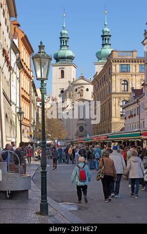 PRAG, TSCHECHISCHE REPUBLIK - 16. OKTOBER 2018: Der Markt und die Kostel svatého Havla Kirche. Stockfoto