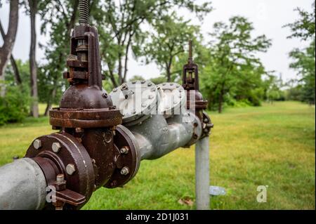 Industrielle Installation für Trinkwasserleitung Fütterung einer privaten Leitung mit Rückfluss, Doppelblock und Meter Stockfoto