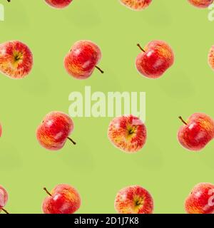 Nahtloses Muster mit reifen Äpfeln. Tropische Frucht abstrakter Hintergrund. Apple Nahtloses Muster auf grünem Hintergrund. Stockfoto