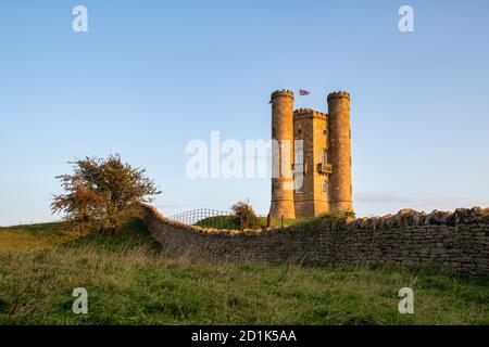 Broadway Tower bei Sonnenuntergang im Frühherbst entlang des cotswold Way. Broadway, Cotswolds, Worcestershire, England Stockfoto