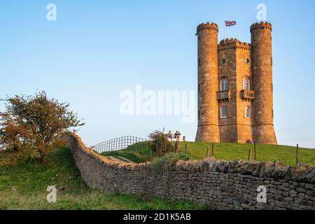 Broadway Tower bei Sonnenuntergang im Frühherbst entlang des cotswold Way. Broadway, Cotswolds, Worcestershire, England Stockfoto