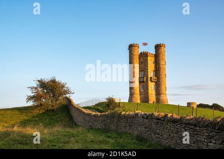 Broadway Tower bei Sonnenuntergang im Frühherbst entlang des cotswold Way. Broadway, Cotswolds, Worcestershire, England Stockfoto