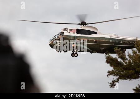 Bethesda, MD, USA, 5. Oktober 2020. Im Bild: Trump-Anhänger versammelten sich vor dem Walter Reed National Military Medical Center, wo er für covid-19 ins Krankenhaus eingeliefert wurde. Fans des Präsidenten versammelten sich, um ihre Unterstützung während der vier Tage zu zeigen, die er im Krankenhaus blieb, nachdem er an dem neuartigen Coronavirus erkrankt war. Kredit: Allison C Bailey/Alamy Live Nachrichten Stockfoto