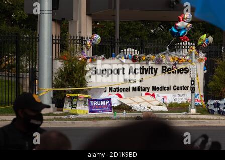 Bethesda, MD, USA, 5. Oktober 2020. Im Bild: Trump-Anhänger hinterließen eine Vielzahl von Gegenständen vor dem Eingang zum Walter Reed National Military Medical Center, wo er für covid-19 ins Krankenhaus eingeliefert wurde. Diese Einzelteile umfassten Luftballons, Blumen, handgemachte Zeichen und Kampagne Yard Zeichen, unter anderem. Fans des Präsidenten versammelten sich, um ihre Unterstützung während der vier Tage zu zeigen, die er im Krankenhaus blieb, nachdem er an dem neuartigen Coronavirus erkrankt war. Kredit: Allison C Bailey/Alamy Live Nachrichten Stockfoto