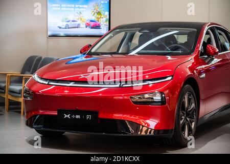Shenzhen, China. Oktober 2020. Xpeng Motors P7 Elektrofahrzeug in einem Geschäft in Shenzhen gesehen Kredit: SOPA Images Limited/Alamy Live News Stockfoto