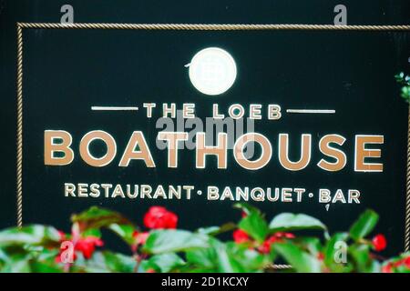 New York, Usa. Oktober 2020. Blick auf das historische Restaurant Loeb Boathouse im Central Park.das Restaurant Central Park Boathouse schließt und 163 Mitarbeiter entlassen. Kredit: SOPA Images Limited/Alamy Live Nachrichten Stockfoto