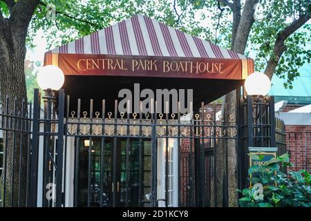 New York, Usa. Oktober 2020. Blick auf das historische Restaurant Loeb Boathouse im Central Park.das Restaurant Central Park Boathouse schließt und 163 Mitarbeiter entlassen. Kredit: SOPA Images Limited/Alamy Live Nachrichten Stockfoto