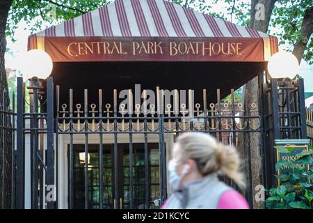 New York, Usa. Oktober 2020. Eine Frau mit Gesichtsmaske geht am historischen Loeb Boathouse Restaurant des Central Parks vorbei.das Central Park Boathouse Restaurant schließt und 163 Mitarbeiter entlassen. Kredit: SOPA Images Limited/Alamy Live Nachrichten Stockfoto