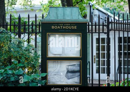 New York, Usa. Oktober 2020. Blick auf das historische Restaurant Loeb Boathouse im Central Park.das Restaurant Central Park Boathouse schließt und 163 Mitarbeiter entlassen. Kredit: SOPA Images Limited/Alamy Live Nachrichten Stockfoto