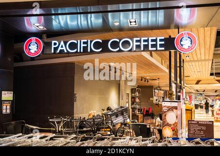 Shenzhen, China. Oktober 2020. Pacific Coffee Shop und Logo in Shenzhen gesehen. Kredit: SOPA Images Limited/Alamy Live Nachrichten Stockfoto