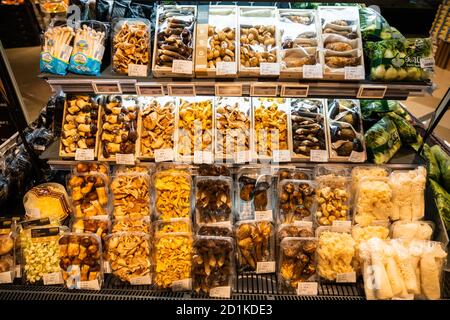 Shenzhen, China. Oktober 2020. Verschiedene Pilze in einem Supermarkt gesehen. Kredit: SOPA Images Limited/Alamy Live Nachrichten Stockfoto