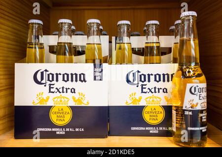 Shenzhen, China. Oktober 2020. Flaschen Corona Extra Bier in einem Supermarkt in Shenzhen gesehen. Kredit: SOPA Images Limited/Alamy Live Nachrichten Stockfoto