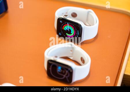 Shenzhen, China. Oktober 2020. Die Apple Watch Series 6 wird in einem Apple-Einzelhandelsgeschäft in Shenzhen gezeigt. Kredit: SOPA Images Limited/Alamy Live Nachrichten Stockfoto