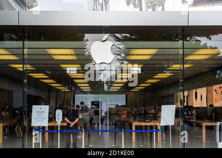 Shenzhen, China. Oktober 2020. Apple-Logo und Einzelhandelsgeschäft in Shenzhen gesehen. Kredit: SOPA Images Limited/Alamy Live Nachrichten Stockfoto