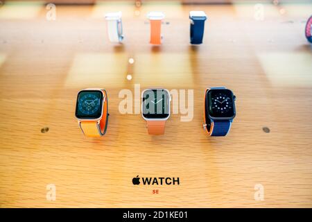 Shenzhen, China. Oktober 2020. Die Apple Watch SE wird in einem Apple-Einzelhandelsgeschäft in Shenzhen gezeigt. Kredit: SOPA Images Limited/Alamy Live Nachrichten Stockfoto