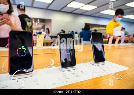 Shenzhen, China. 5. Okt, 2020. Smartphones der iPhone 11 Serie werden in einem Apple-Einzelhandelsgeschäft in Shenzhen angezeigt. Kredit: SOPA Images Limited/Alamy Live Nachrichten Stockfoto