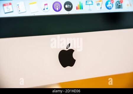 Shenzhen, China. Oktober 2020. Ein Apple-Logo auf einem iMac in einem Apple-Einzelhandelsgeschäft in Shenzhen. Kredit: SOPA Images Limited/Alamy Live Nachrichten Stockfoto