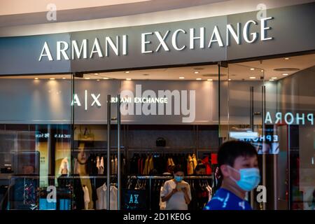 Shenzhen, China. Oktober 2020. Fußgänger gehen am Armani Exchange Logo vorbei und laden in Shenzhen ein. Kredit: SOPA Images Limited/Alamy Live Nachrichten Stockfoto