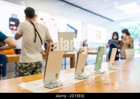 Shenzhen, China. 5. Okt, 2020. Smartphones der iPhone 11 Serie werden in einem Apple-Einzelhandelsgeschäft in Shenzhen angezeigt. Kredit: SOPA Images Limited/Alamy Live Nachrichten Stockfoto