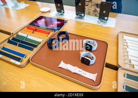 Shenzhen, China. Oktober 2020. Die Apple Watch Series 6 wird in einem Apple-Einzelhandelsgeschäft in Shenzhen gezeigt. Kredit: SOPA Images Limited/Alamy Live Nachrichten Stockfoto