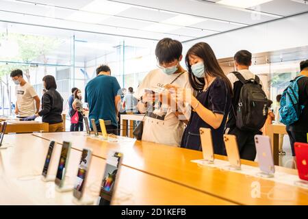 Shenzhen, China. Oktober 2020. Kunden schauen sich iPhone-Produkte in einem Apple-Einzelhandelsgeschäft in Shenzhen an. Kredit: SOPA Images Limited/Alamy Live Nachrichten Stockfoto