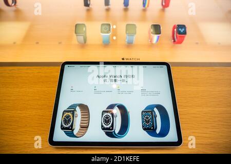 Shenzhen, China. Oktober 2020. Die Apple Watch Series 6 wird in einem Apple-Einzelhandelsgeschäft in Shenzhen gezeigt. Kredit: SOPA Images Limited/Alamy Live Nachrichten Stockfoto