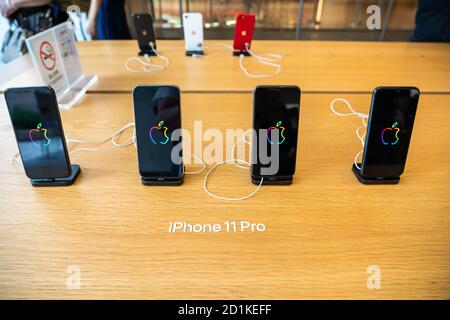 Shenzhen, China. 5. Okt, 2020. IPhone 11 Pro Smartphones in einem Apple-Einzelhandelsgeschäft in Shenzhen gesehen. Kredit: SOPA Images Limited/Alamy Live Nachrichten Stockfoto