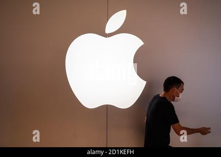 Shenzhen, China. Oktober 2020. Fußgänger kommen an einem Apple-Logo in einem Apple-Einzelhandelsgeschäft in Shenzhen vorbei. Kredit: SOPA Images Limited/Alamy Live Nachrichten Stockfoto