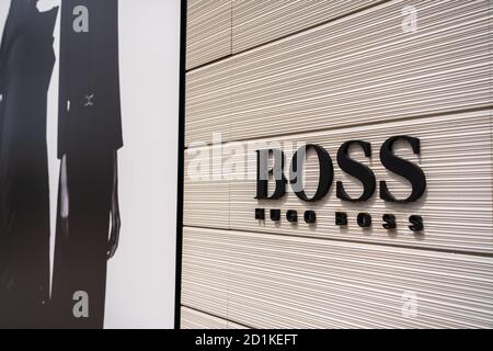 Shenzhen, China. Oktober 2020. Logo des deutschen Luxusmodehauses Hugo Boss in Shenzhen. Kredit: SOPA Images Limited/Alamy Live Nachrichten Stockfoto