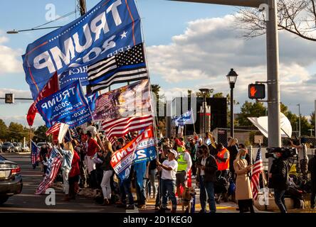 Bethesda, MD, USA, 5. Oktober 2020. Im Bild: Trump-Anhänger versammelten sich vor dem Walter Reed National Military Medical Center, wo der Präsident für covid-19 ins Krankenhaus eingeliefert wurde. Viele in rot, weiß und blau gekleidet und brachten amerikanische und Trump 2020 Flaggen mit. Fans des Präsidenten versammelten sich, um ihre Unterstützung während der vier Tage zu zeigen, die er im Krankenhaus blieb, nachdem er an dem neuartigen Coronavirus erkrankt war. Kredit: Allison C Bailey/Alamy Live Nachrichten Stockfoto