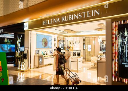 Shenzhen, China. Oktober 2020. Fußgänger laufen an einem Helena Rubinstein Geschäft und Logo in Shenzhen vorbei. Kredit: SOPA Images Limited/Alamy Live Nachrichten Stockfoto