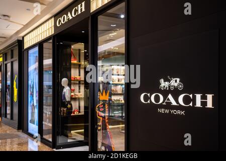 Shenzhen, China. Oktober 2020. Amerikanische Luxus-Accessoires Unternehmen Coach Store und Logo in Shenzhen gesehen. Kredit: SOPA Images Limited/Alamy Live Nachrichten Stockfoto