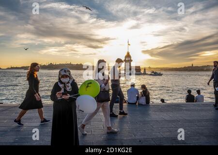 Istanbul, Türkei. Oktober 2020. Die Menschen beobachten den Sonnenuntergang entlang der Uskudarer Küste mit dem historischen Mädchenturm im Hintergrund. Kredit: SOPA Images Limited/Alamy Live Nachrichten Stockfoto