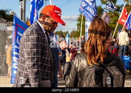 Bethesda, MD, USA, 5. Oktober 2020. Im Bild: Trump-Anhänger versammelten sich vor dem Walter Reed National Military Medical Center, wo er für covid-19 ins Krankenhaus eingeliefert wurde. Fans des Präsidenten versammelten sich, um ihre Unterstützung während der vier Tage zu zeigen, die er im Krankenhaus blieb, nachdem er an dem neuartigen Coronavirus erkrankt war. Kredit: Allison C Bailey/Alamy Live Nachrichten Stockfoto