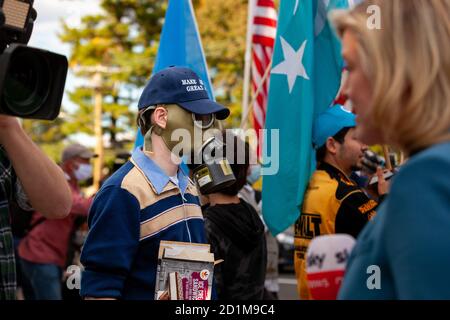 Bethesda, MD, USA, 5. Oktober 2020. Im Bild: Trump-Anhänger versammelten sich vor dem Walter Reed National Military Medical Center, wo er für covid-19 ins Krankenhaus eingeliefert wurde. Fans des Präsidenten versammelten sich, um ihre Unterstützung während der vier Tage zu zeigen, die er im Krankenhaus blieb, nachdem er an dem neuartigen Coronavirus erkrankt war. Kredit: Allison C Bailey/Alamy Live Nachrichten Stockfoto