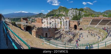 TAORMINA, Italien - 9. April 2018: Das griechische Theater mit dem Mt. Vulkan Ätna und die Stadt. Stockfoto