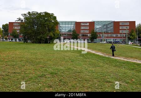 Berlin, Deutschland. Oktober 2020. Das Johann-von-Neumann-Gebäude der Humboldt-Universität zu Berlin auf dem Wissenschaftscampus Adlershof im Technologiepark Adlershof. Berlins wichtigster Wissenschafts- und Wirtschaftsstandort ist die Heimat von außeruniversitären Forschungseinrichtungen, sechs Instituten der Humboldt-Universität und rund 1,200 Unternehmen. Mehr als 25,000 Menschen arbeiten und studieren in der Wissenschaftsstadt Adlershof. Quelle: Jens Kalaene/dpa-Zentralbild/ZB/dpa/Alamy Live News Stockfoto