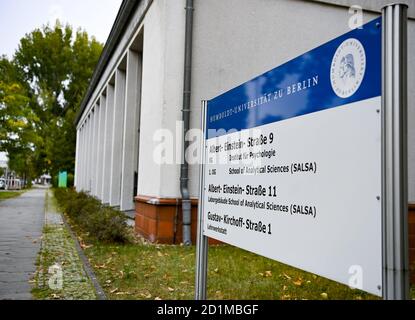 Berlin, Deutschland. Oktober 2020. Das Institut für Psychologie und die Fakultät für Analytische Wissenschaften Salsa der Humboldt-Universität zu Berlin auf dem naturwissenschaftlichen Campus Adlershof im Technologiepark Adlershof. Berlins wichtigster Wissenschafts- und Wirtschaftsstandort ist die Heimat von außeruniversitären Forschungseinrichtungen, sechs Instituten der Humboldt-Universität und rund 1,200 Unternehmen. Mehr als 25,000 Menschen arbeiten und studieren in der Wissenschaftsstadt Adlershof. Quelle: Jens Kalaene/dpa-Zentralbild/ZB/dpa/Alamy Live News Stockfoto