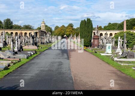 London, England - Oktober 05 2020: Brompton Cemetery, einer der prachtvollen Sieben Friedhöfe, wurde 1840 eröffnet Stockfoto