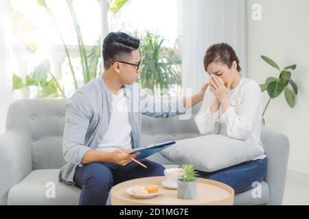 Psychologische Behandlung. Professioneller Psychologe, der seinem Patienten bei einer Sitzung mit ihm hilft. Stockfoto