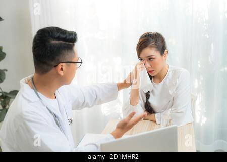 Arzt oder Psychiater Beratung und diagnostische Prüfung stressigen Frau Patienten auf geburtshilflich-gynäkologische weibliche Krankheit oder geistige Gesundheit in mir Stockfoto