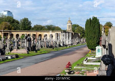 London, England - Oktober 05 2020: Brompton Cemetery, einer der prachtvollen Sieben Friedhöfe, wurde 1840 eröffnet Stockfoto