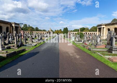 London, England - Oktober 05 2020: Brompton Cemetery, einer der prachtvollen Sieben Friedhöfe, wurde 1840 eröffnet Stockfoto